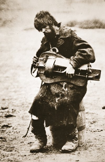 Russischer Bauer spielt Drehleier, um 1880er Jahre von Russian Photographer